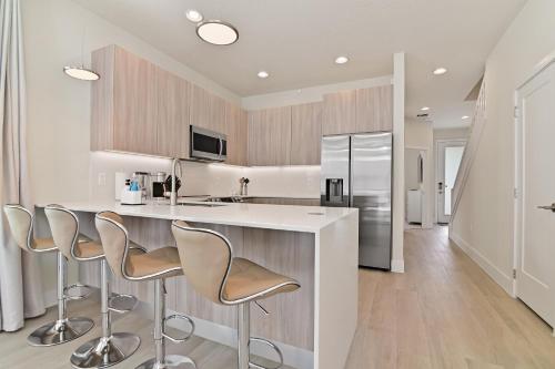 New 2022 Modern & Spacious Townhouse near Disney in Orlando, USA