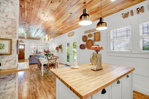 Luxurious Home Near Main with Fire pit and Outdoor Bar - main image