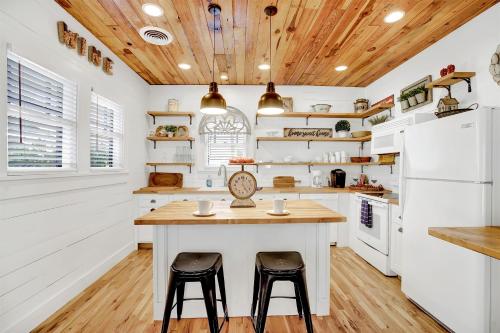 Luxurious Home Near Main with Fire pit and Outdoor Bar - image 7