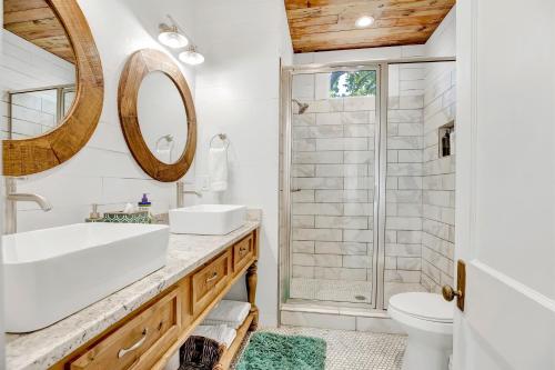 Luxurious Home Near Main with Fire pit and Outdoor Bar - image 12