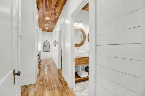 Luxurious Home Near Main with Fire pit and Outdoor Bar - image 9