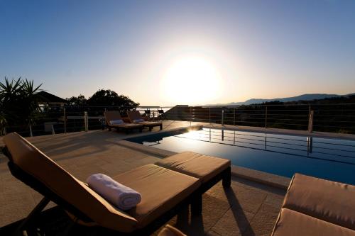 Family Villa Mermaid Your Croatian Haven with Pool and Scenic Views - Podstrana