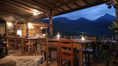 Bar/lounge, Made Oka Homestay and Warung in Munduk