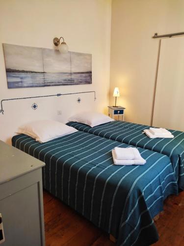 2 twin beds