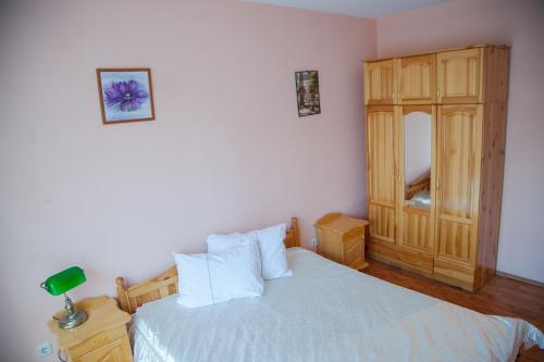 1 queen bed, 2 twin beds, 1 sofa bed