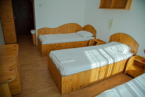 3 twin beds