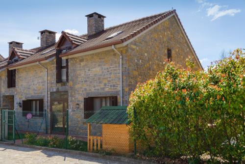  CASA CON JARDIN EN HECHO in Hecho