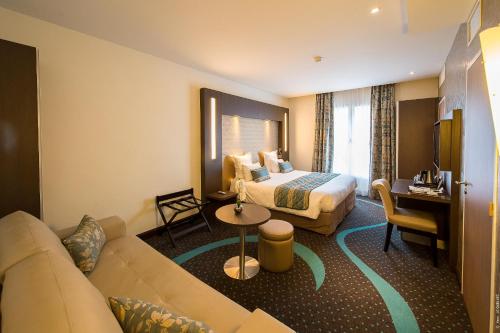 1 queen bed, 1 sofa bed
