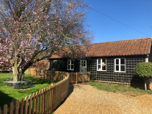 Secluded getaway in beautiful Norfolk village gîte à louer Rougham