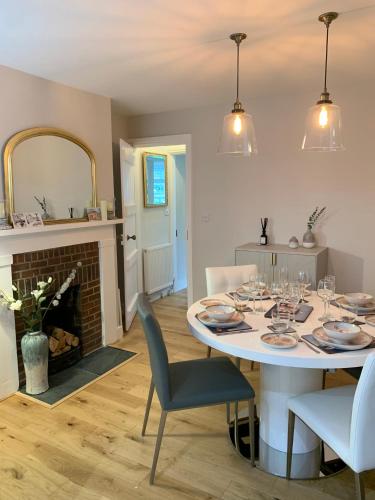 Vybavení, Charming renovated cottage in Hartley Wintney in Hartley Wintney