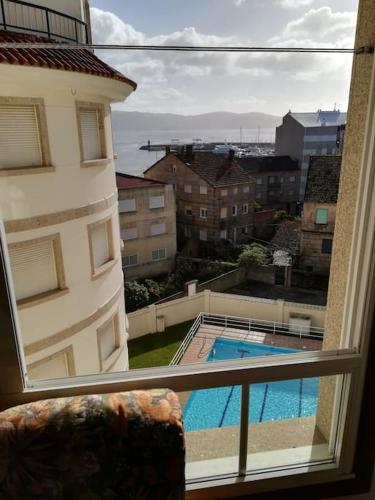  Apartamento en edificio nuevo, con piscina, vistas a la ría y al puerto, ESTANCIA MÍNIMA 14 noches, perfil familiar, no se admiten grupos de jovenes, Unterkunft in Sanxenxo