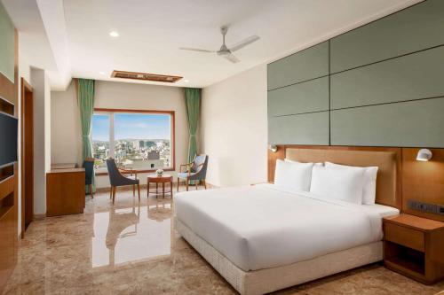 Deluxe King Room - Non-Smoking image 4