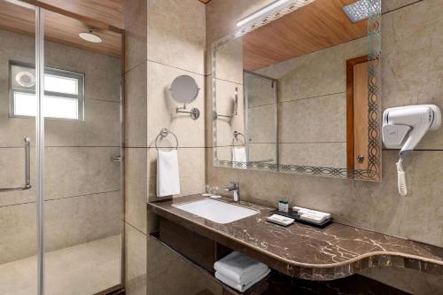 Executive King Suite - Non-Smoking image 1