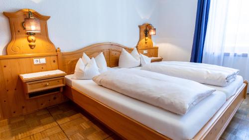 1 king bed, 1 sofa bed
