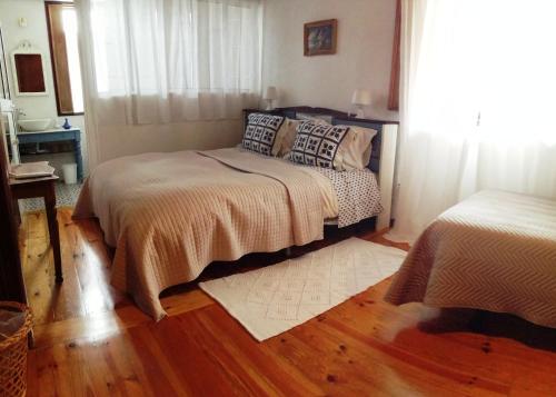 1 queen bed, 1 twin bed