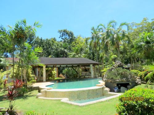 Alonaland Resort Apartelle