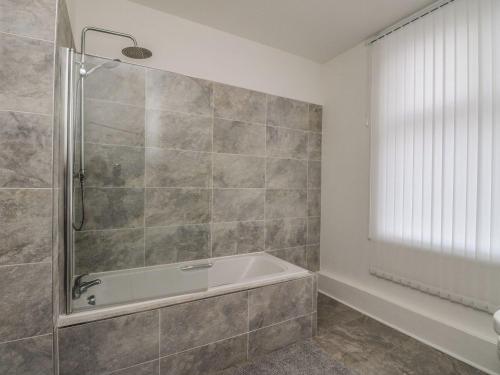 Ванна кімната, Annielea is a cosy 3 bed Cottage in Helensburgh in Хеленсбург