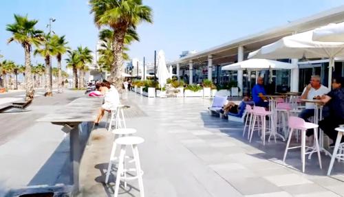 Étterem, Hotel Apartment TLV-bat yam 81 in Bat Yam