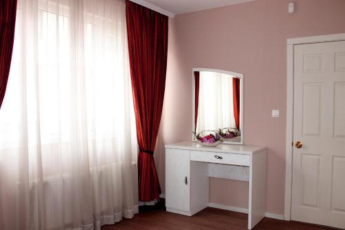 Venice Apartments - image 2