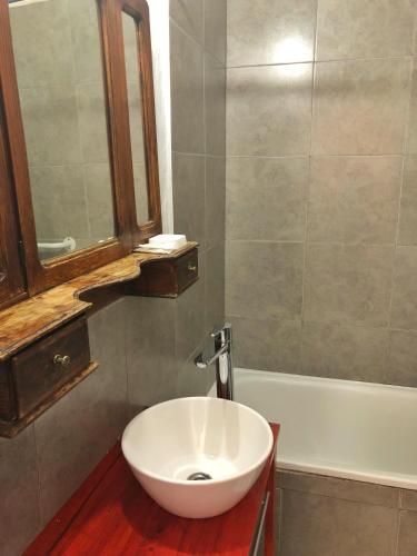 Twin Room with Lake View image 6