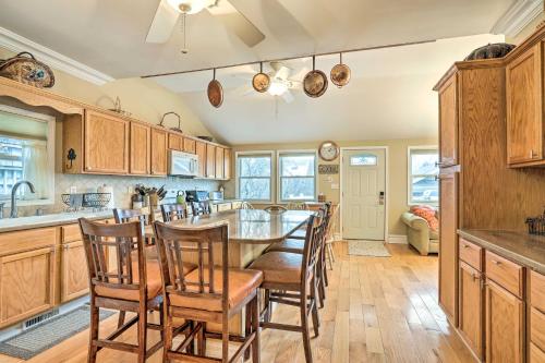 Beautiful Spacious Beach Home, Private Deck & Grill, with Beach Badges