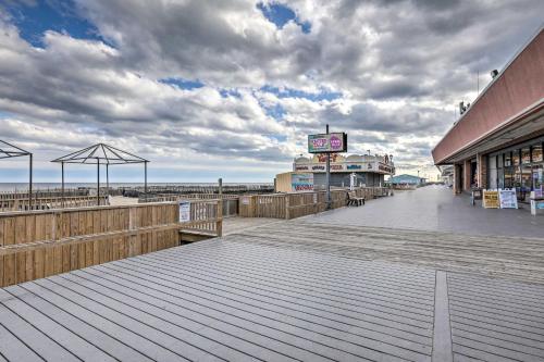 Beautiful Spacious Beach Home, Private Deck & Grill, with Beach Badges
