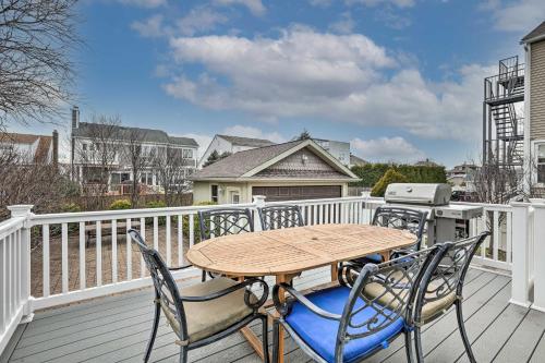 Beautiful Spacious Beach Home, Private Deck & Grill, with Beach Badges