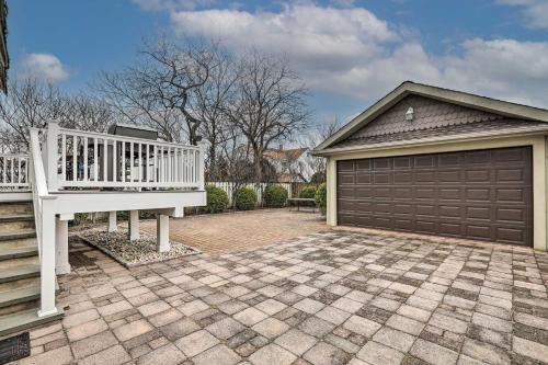 Beautiful Spacious Beach Home, Private Deck & Grill, with Beach Badges