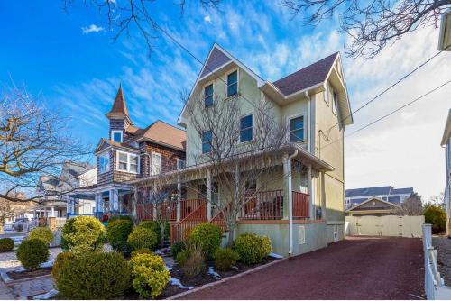 Beautiful Spacious Beach Home, Private Deck & Grill, with Beach Badges