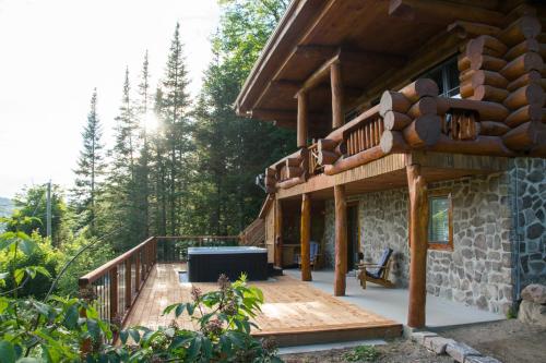 Breathtaking log house with HotTub - Winter fun in Tremblant