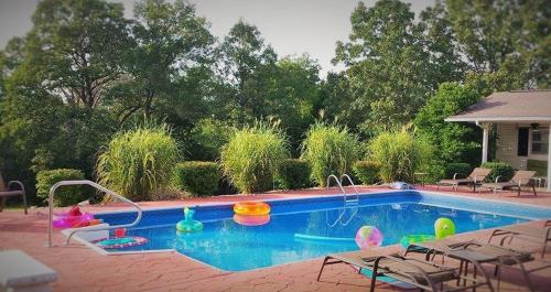 Lafayette Manor Bed & Breakfast - image 3