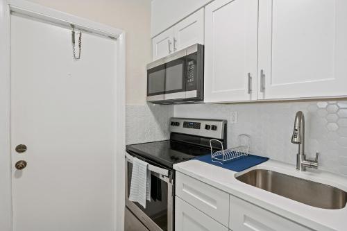 Comfy BNB w/ King Bed + Work/Travel + Beach 8 Min thumb 2