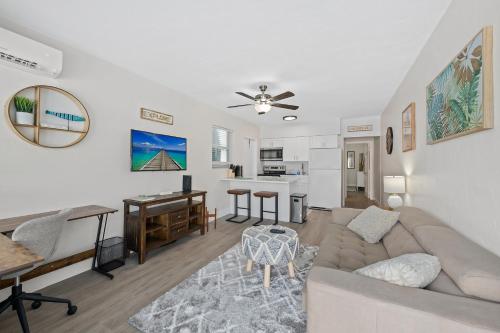 Comfy BNB w/ King Bed + Work/Travel + Beach 8 Min detail