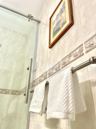 Comfy BNB w/ King Bed + Work/Travel + Beach 8 Min - Tap to explore photos