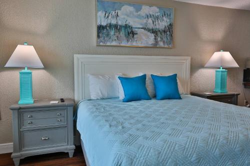 412 - Island Inn - image 32