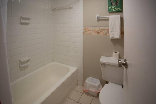 412 - Island Inn - image 22
