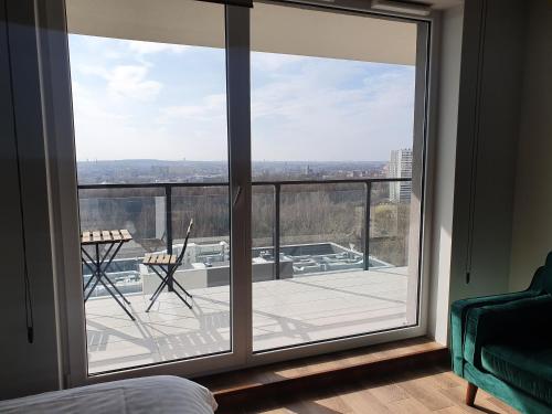 Vista, 15 PIĘTRO Osiedle Nowe Tysiąclecie- super widok z okna- parking w hali (APARTAMENT W CHMURACH- 15 PIETRO OSIEDLE TYSIACLECIA- prywatny parking- wielki taras z widokiem na z) in Osiedle Tysiaclecia
