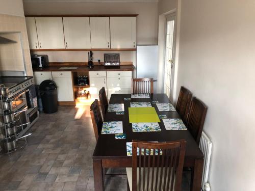 3 Bed House - Sleeps 6 - Parking - Garden - WIfi in Pontneddfechan