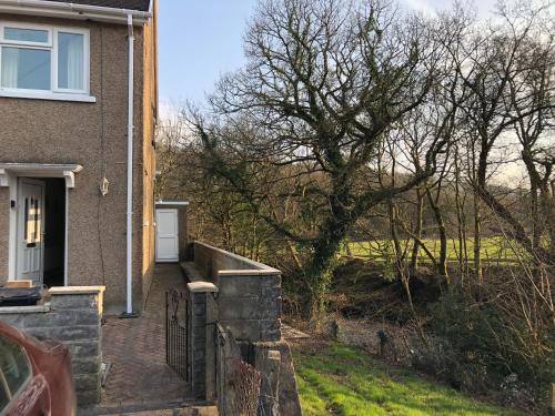 3 Bed House - Sleeps 6 - Parking - Garden - WIfi in Pontneddfechan
