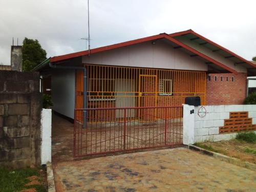 3 Bed House - Sleeps 4 - Parking - Enclosed Garden, Paramaribo