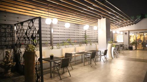 Bar/lounge, HOTEL V in Hazratganj