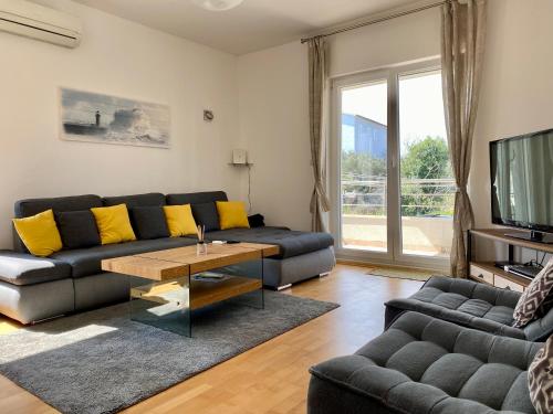 Sunny apartment by the beach - Apartment - Kastel Stafilic