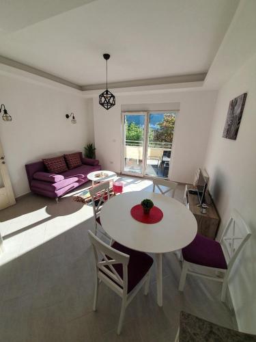 One-Bedroom Apartment image 10