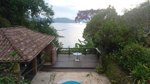 Casa Barlavento com Piscina e Praia em Angra - RJ