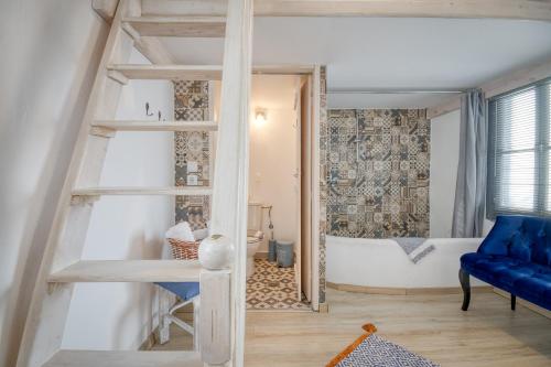 Double Room-Elevated Bed image 10