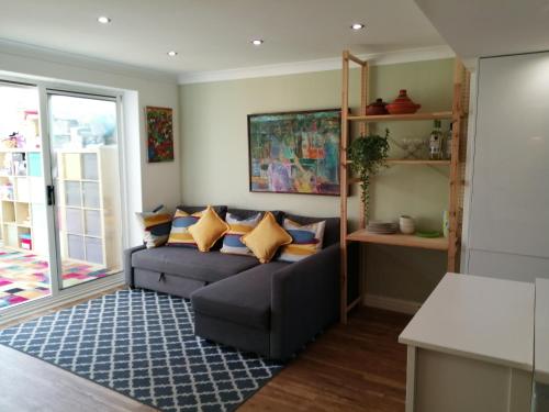 Spacious townhouse with sea views near Cardiff gîte à louer Sully