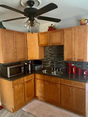 ห้องครัว, Stylish, Cozy 2BR Private Apt, 2nd Floor, Scenic View, Well-Appointed, Near Providence, MA, RI Line, in พาวทักเกต (RI)