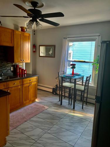 ห้องครัว, Stylish, Cozy 2BR Private Apt, 2nd Floor, Scenic View, Well-Appointed, Near Providence, MA, RI Line, in พาวทักเกต (RI)