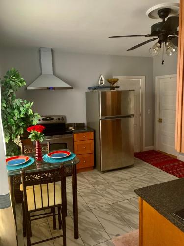ห้องครัว, Stylish, Cozy 2BR Private Apt, 2nd Floor, Scenic View, Well-Appointed, Near Providence, MA, RI Line, in พาวทักเกต (RI)