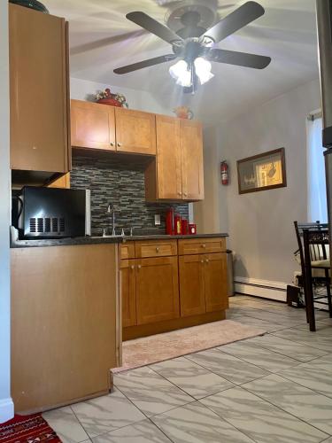ห้องครัว, Stylish, Cozy 2BR Private Apt, 2nd Floor, Scenic View, Well-Appointed, Near Providence, MA, RI Line, in พาวทักเกต (RI)